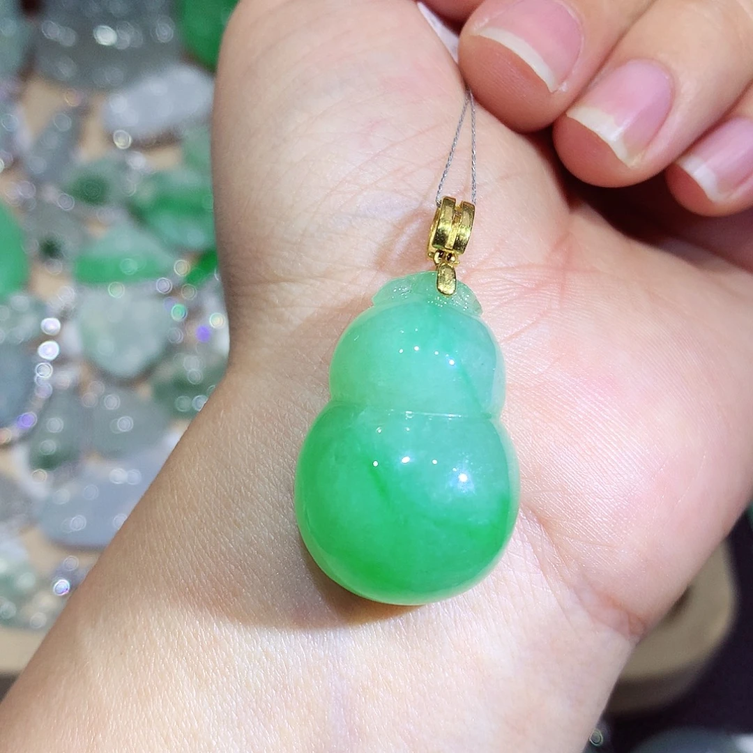 翡翠18K金镶嵌颈饰葫芦