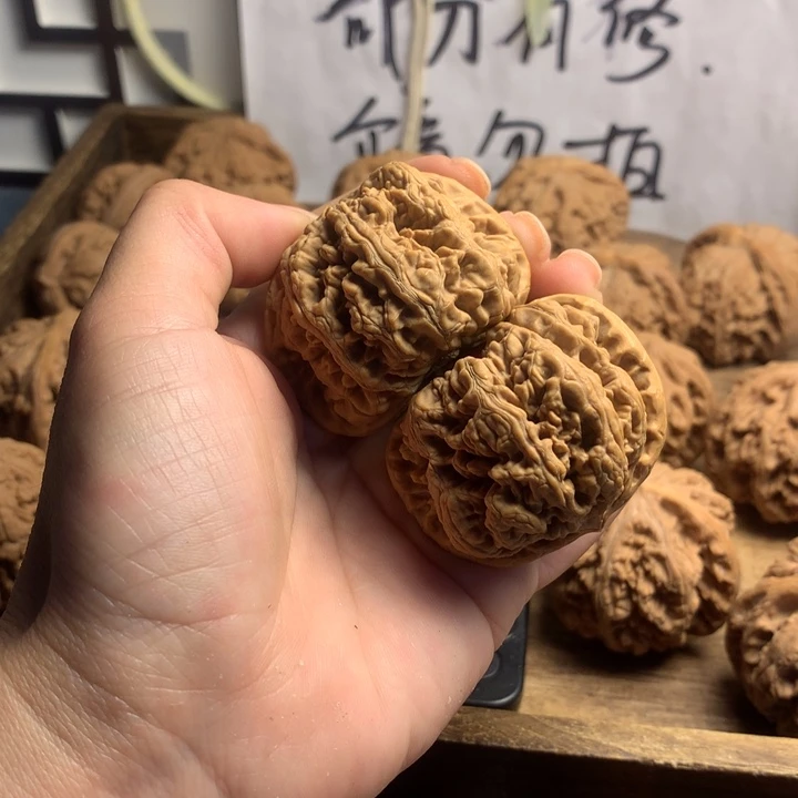 吊坠文玩核桃一***?粗筋