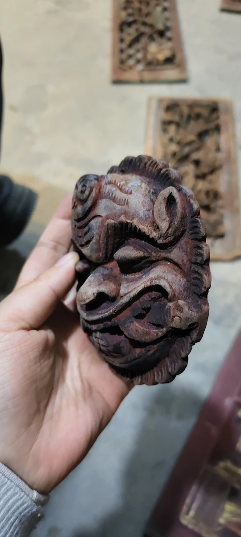精致吞口小面具木雕