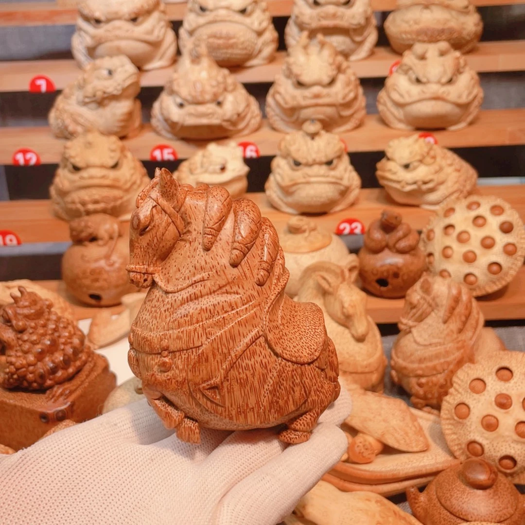 天***狼竹根雕老料马手把件