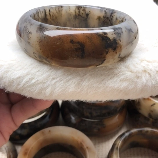 石英质玉未镶嵌手镯59口径680米