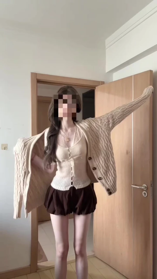 秋季新款出游服装女纯欲风u领蕾丝拼接内搭针织外套休闲气质短裙