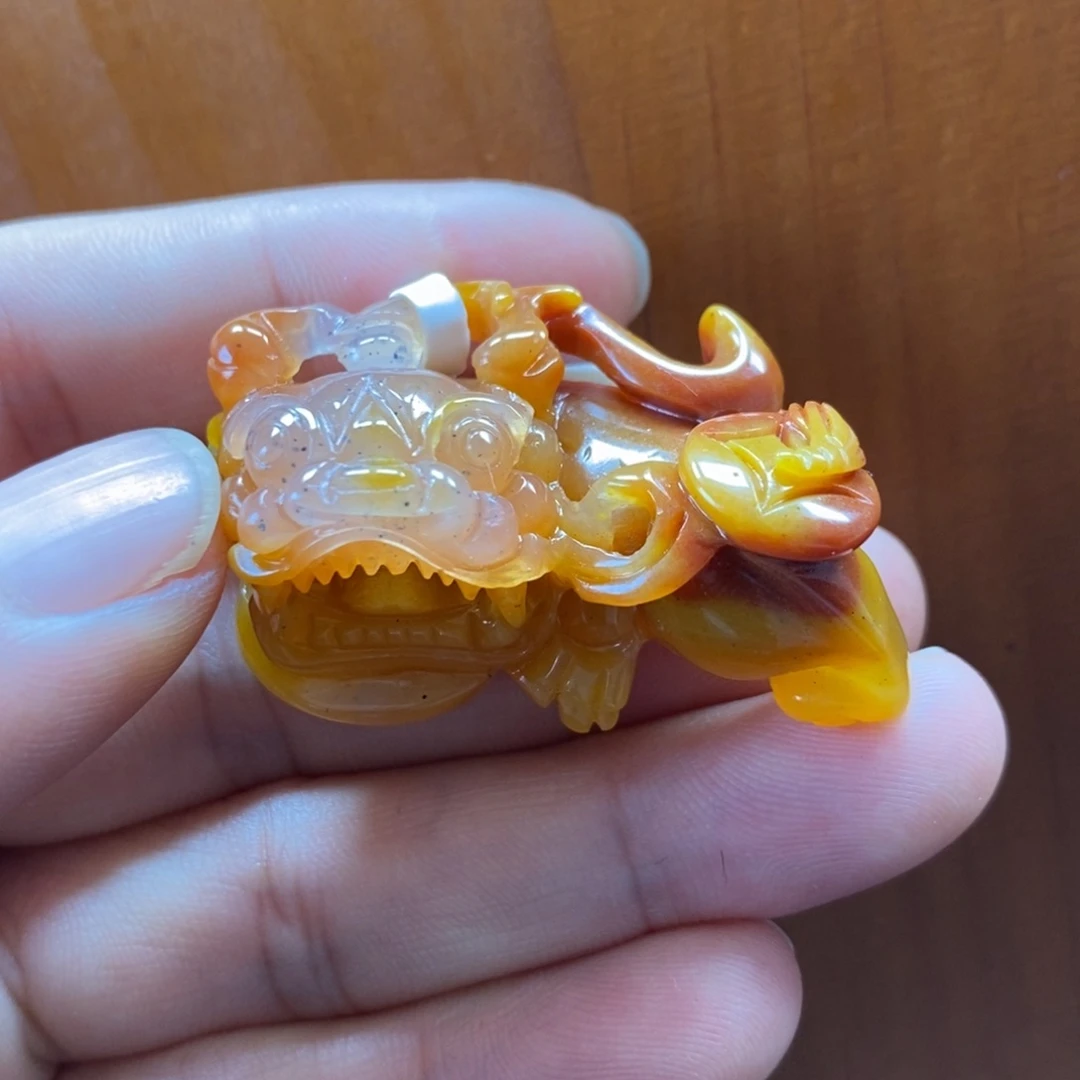 未镶嵌石英质玉（黄龙玉）颈饰