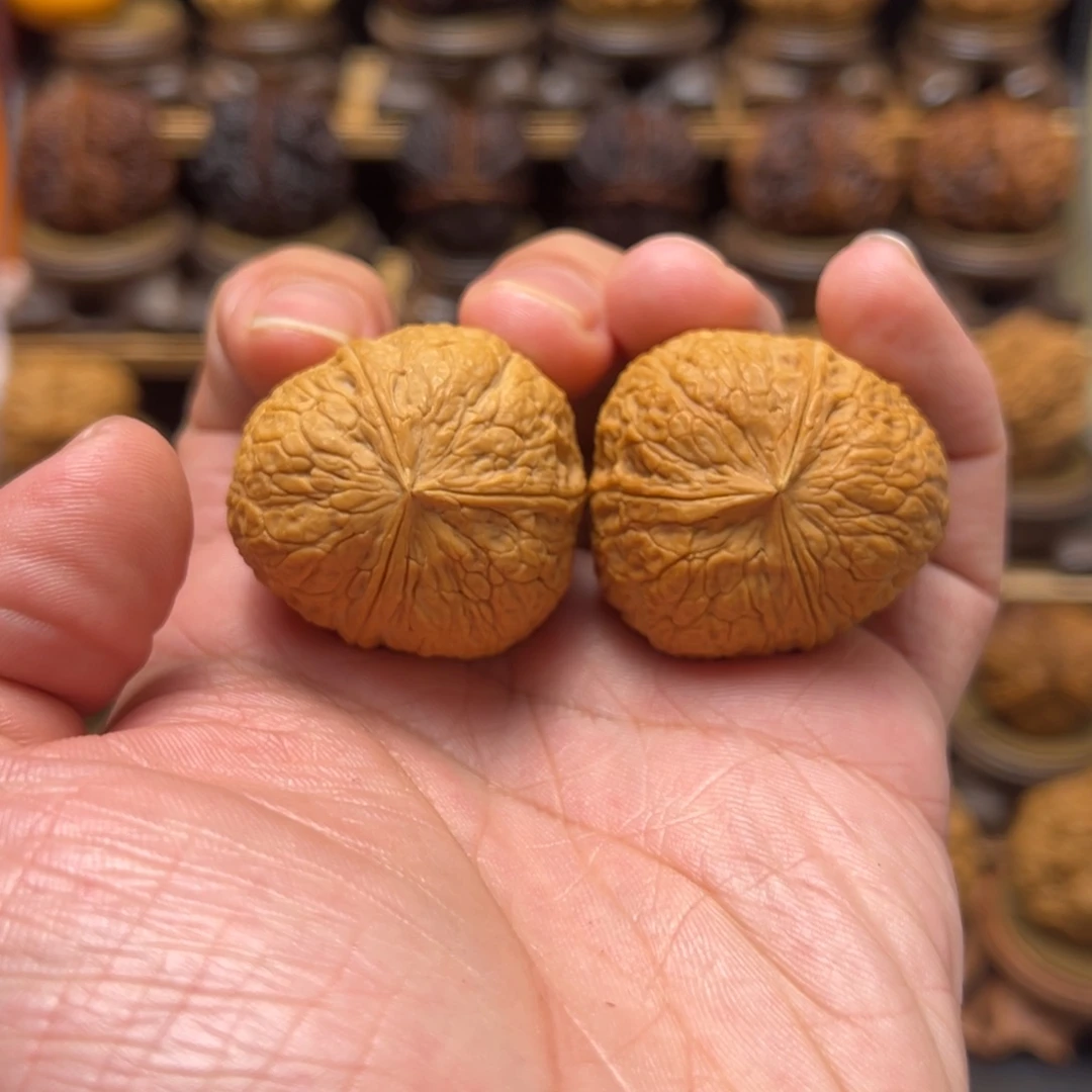 文玩核桃把件36mm蛇蛋三棱。