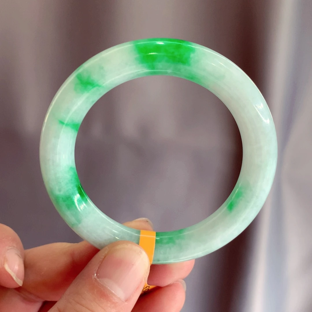 翡翠手镯未镶嵌缅甸翡翠，圆条