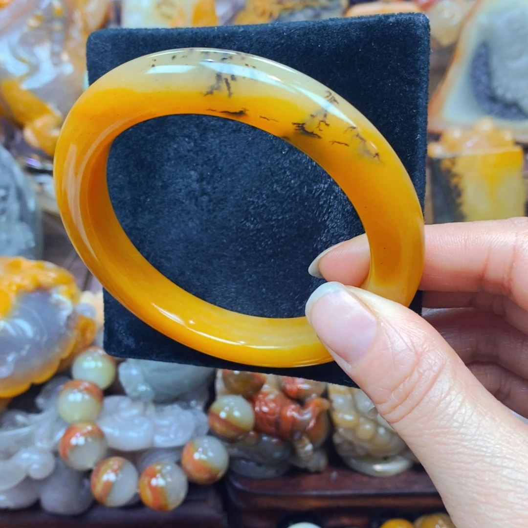 未镶嵌石英质玉（黄龙玉）颈饰