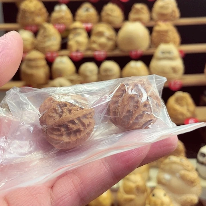 香榧木竹根雕核桃手把件