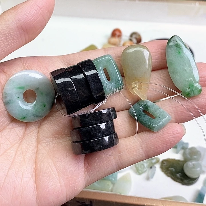 玥***弛翡翠未镶嵌颈饰天然翡翠