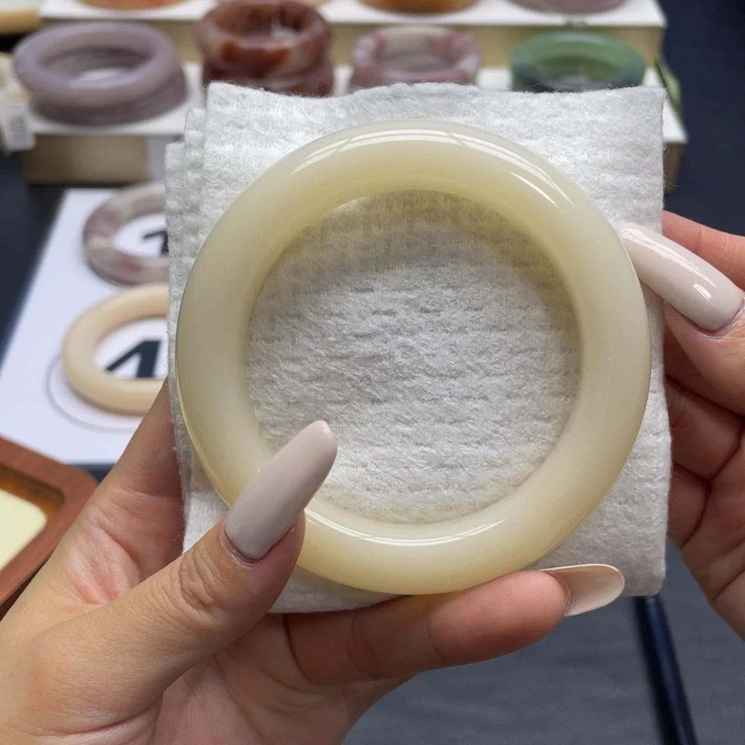 未镶嵌手镯石英质玉饭*?