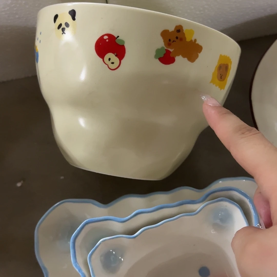 搪瓷微瑕葫芦汤碗一个