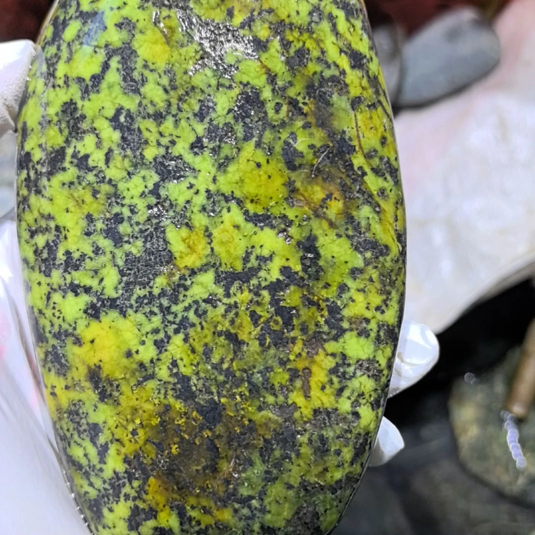 壶***霞藏玉药王石原石一个摆件