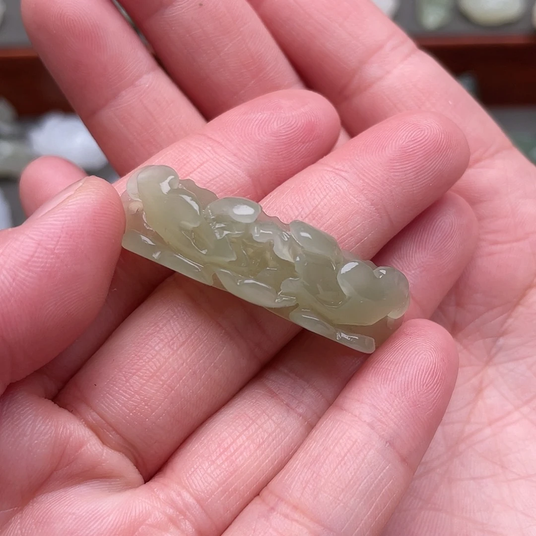 和田玉未镶嵌颈饰牡丹花手牌