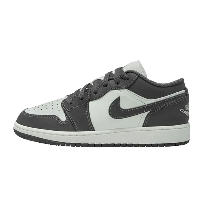 NIKE耐克大童AIR JORDAN 1 LOW (GS)玩球穿搭篮球鞋553560-044