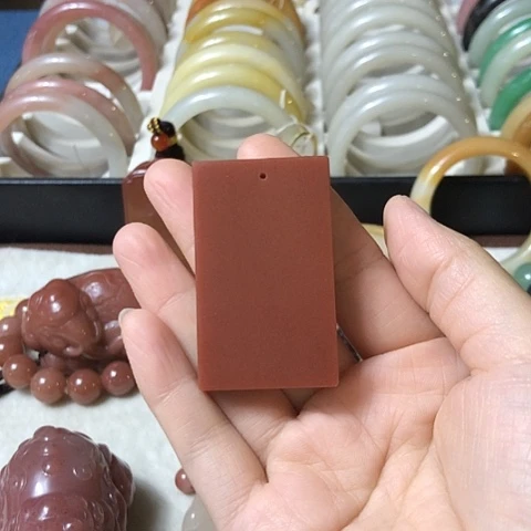 颈饰未镶嵌石英质玉