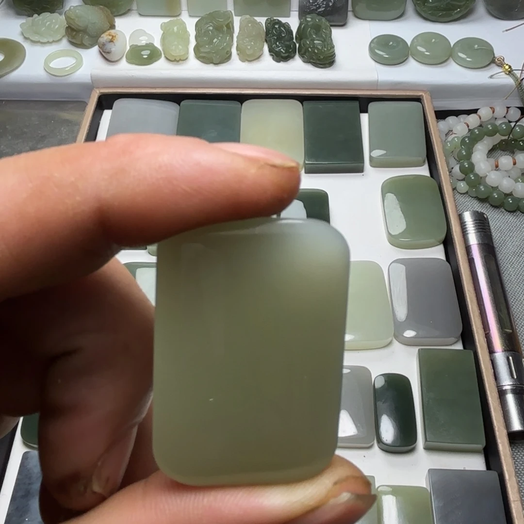 脊***堂和田玉未镶嵌颈饰