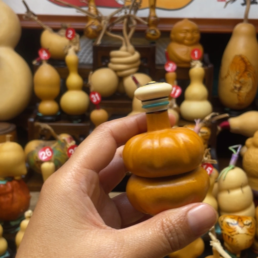 毛*怡葫芦等多种颜色的花灯点缀其间而