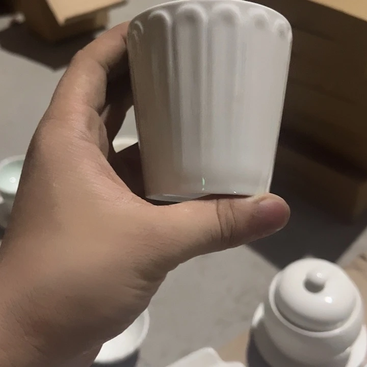 白色菊花杯陶瓷的