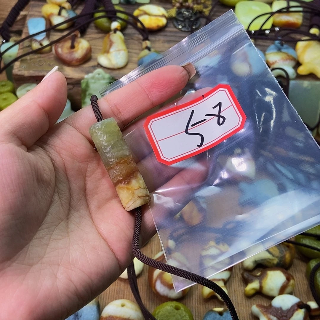 未镶嵌蛇纹石玉挂件小**?