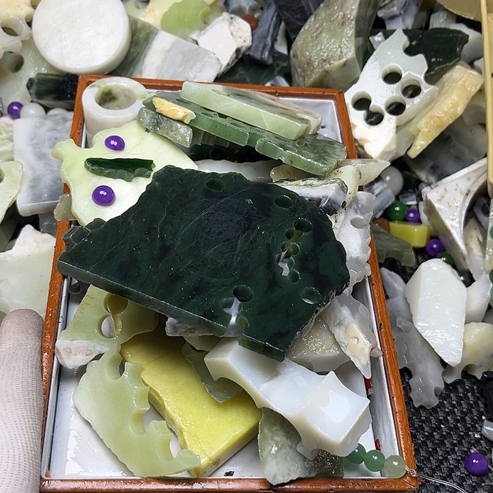 未镶嵌透闪石质玉珠宝奇石学*人