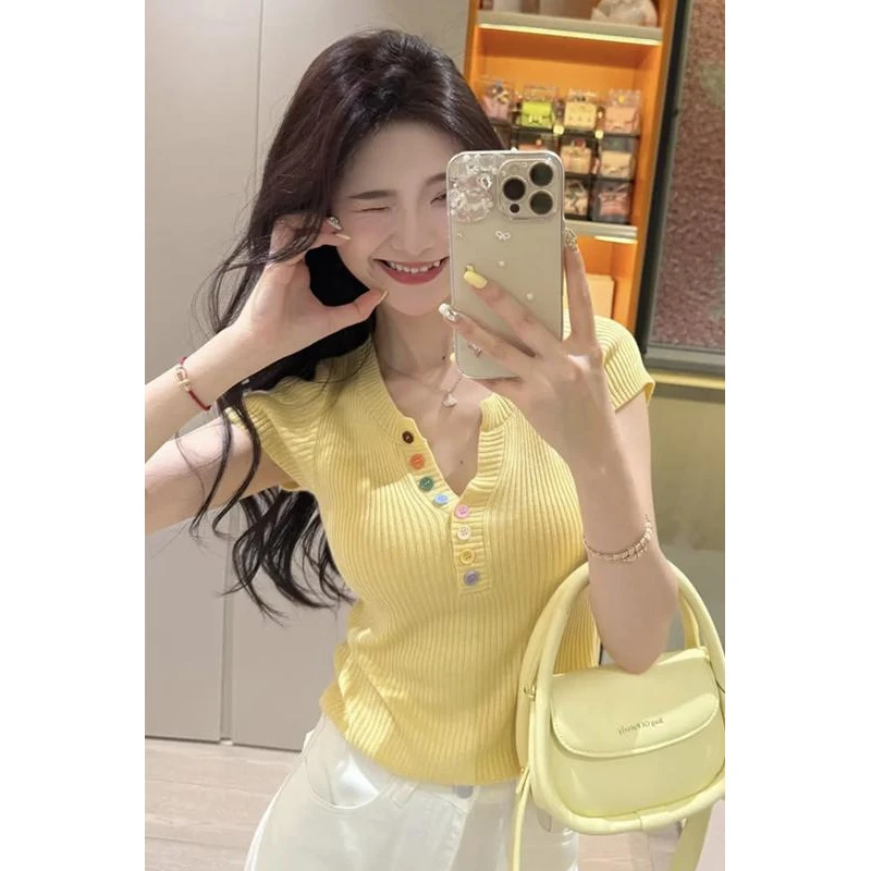 洋气小众彩色纽扣v领正肩短袖T恤女夏季设计感修身显瘦针织短上衣