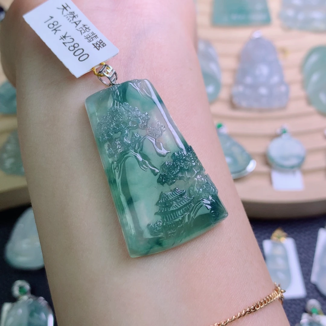 翡翠18K金镶嵌颈饰吊坠