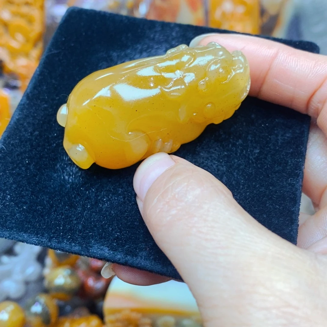 未镶嵌石英质玉（黄龙玉）颈饰