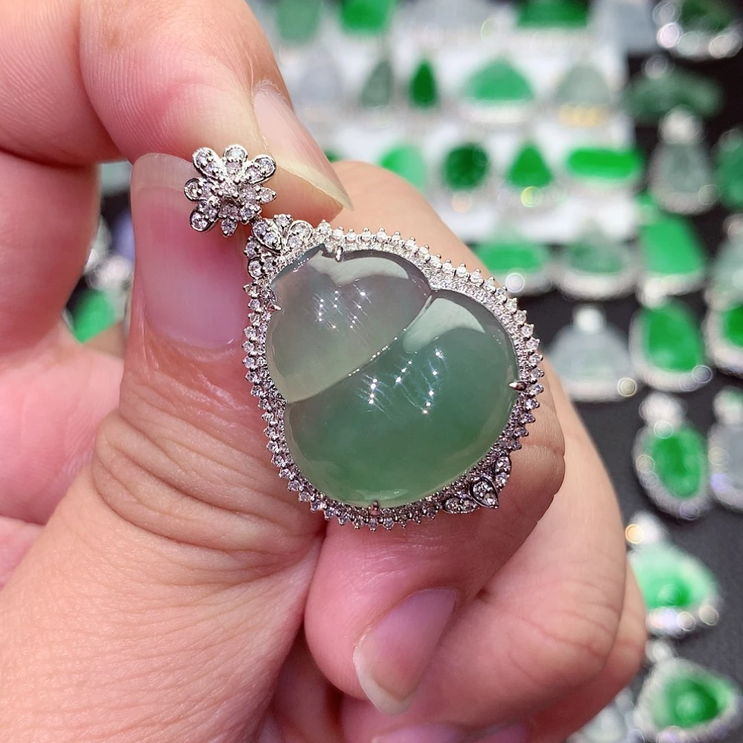 翡翠18K金镶嵌颈饰葫芦