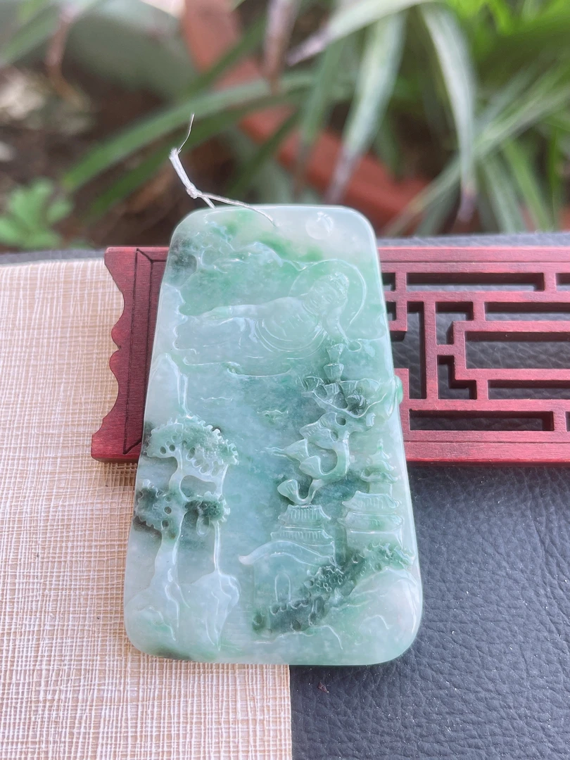 天然缅甸翡翠A货.水润细腻灵动飘花大日如来吊坠.尺寸70-43-7