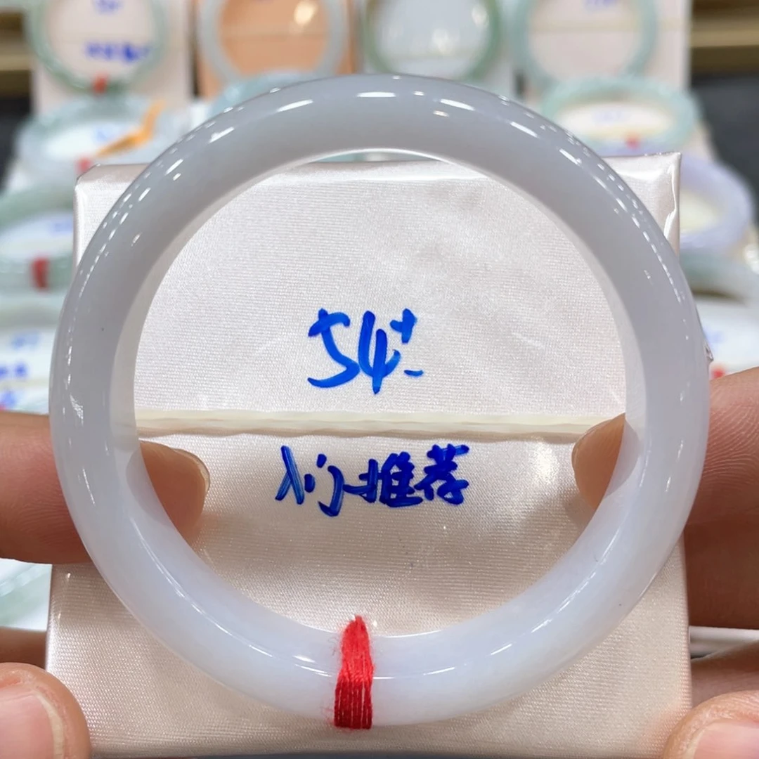 翡翠手镯未镶嵌翡翠手镯