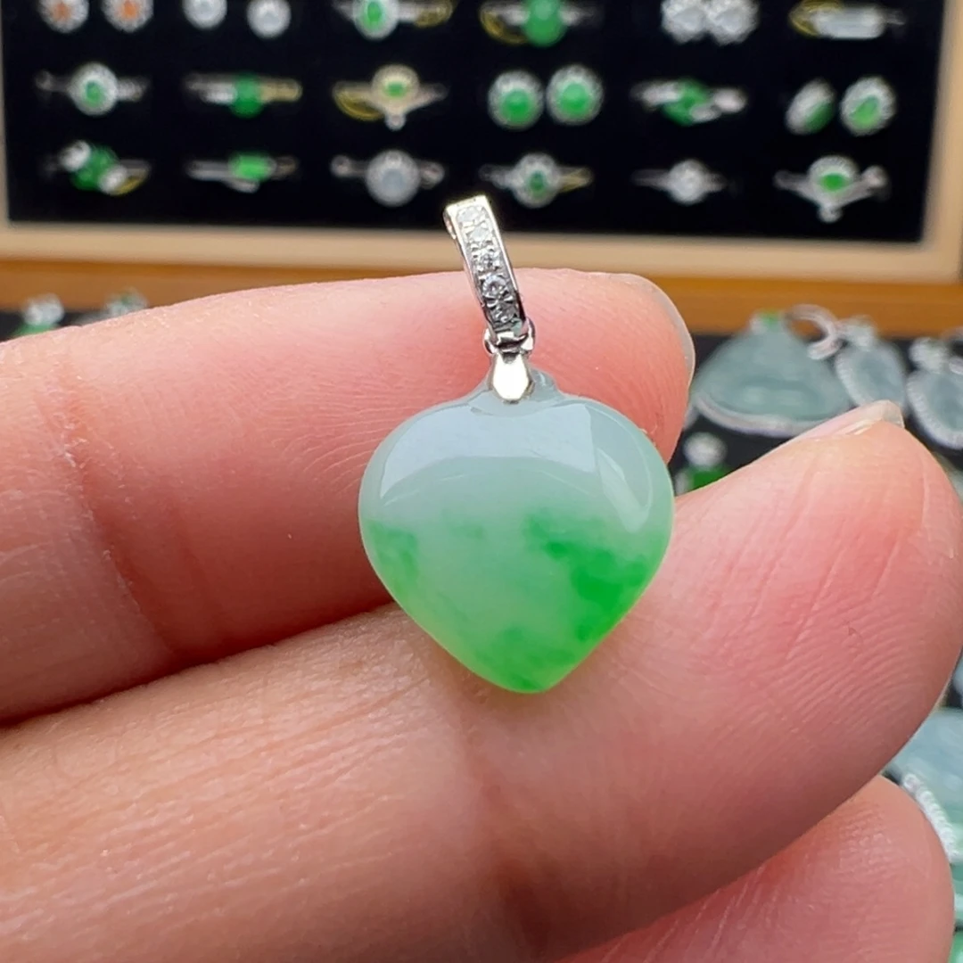 翡翠18K金镶嵌颈饰桃