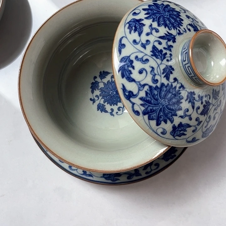 青花缠枝莲元宝盖碗