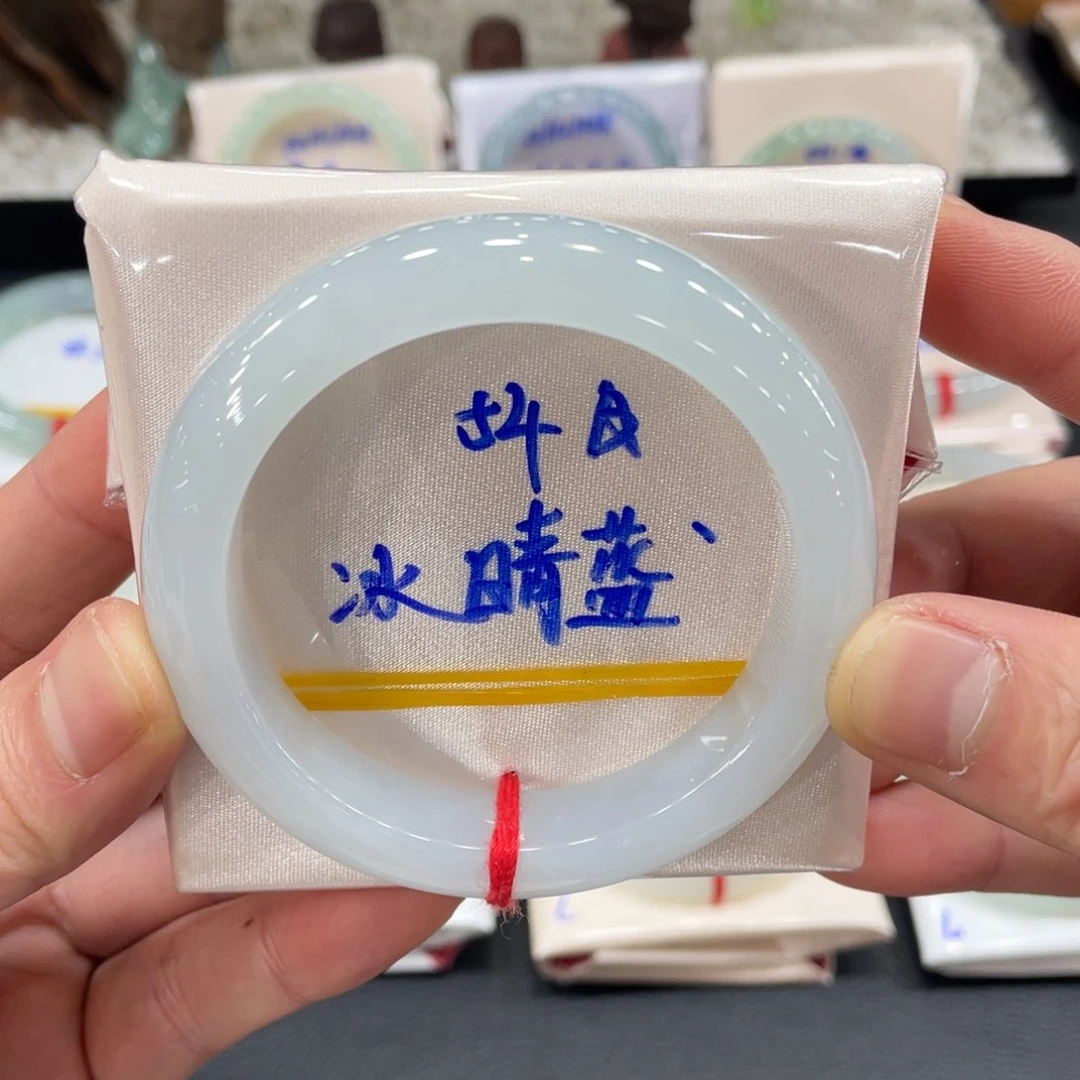 翡翠手镯未镶嵌翡翠