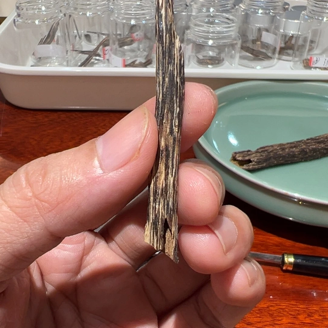 沉香碎屑沉香海南尖峰岭树心，0.67克