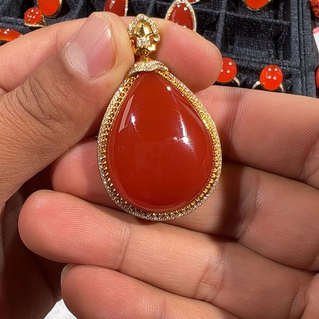 南红玛瑙18K金镶嵌颈饰