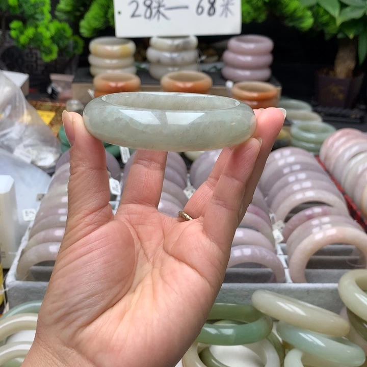 石英质玉（佘太翠）未镶嵌手镯58