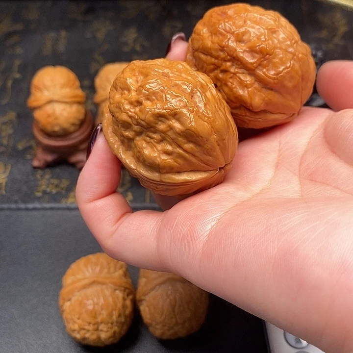 文玩核桃吊坠玉玲珑