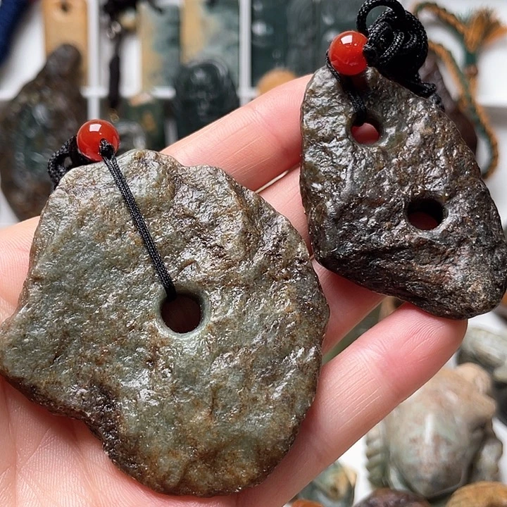 未镶嵌岫岩河磨玉（透闪石质玉）挂件