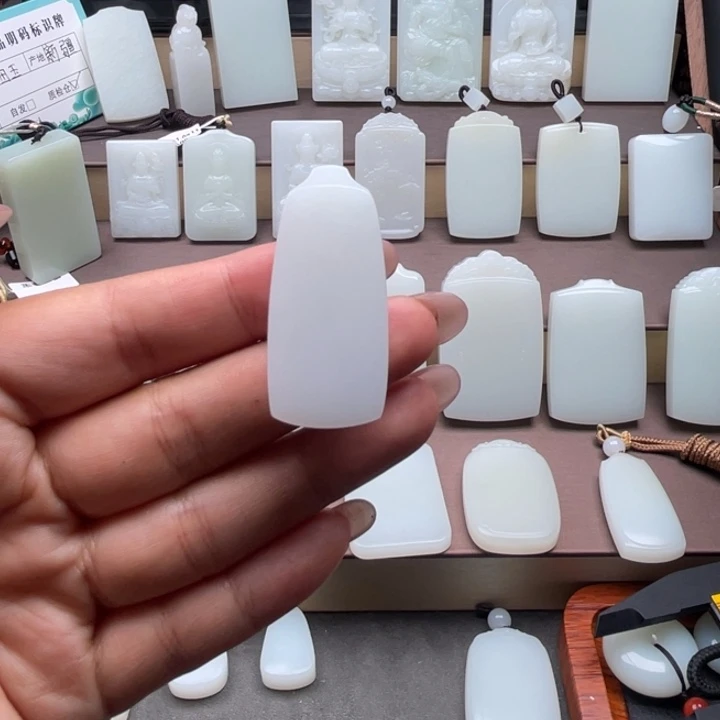 哈***笑颈饰未镶嵌和田玉