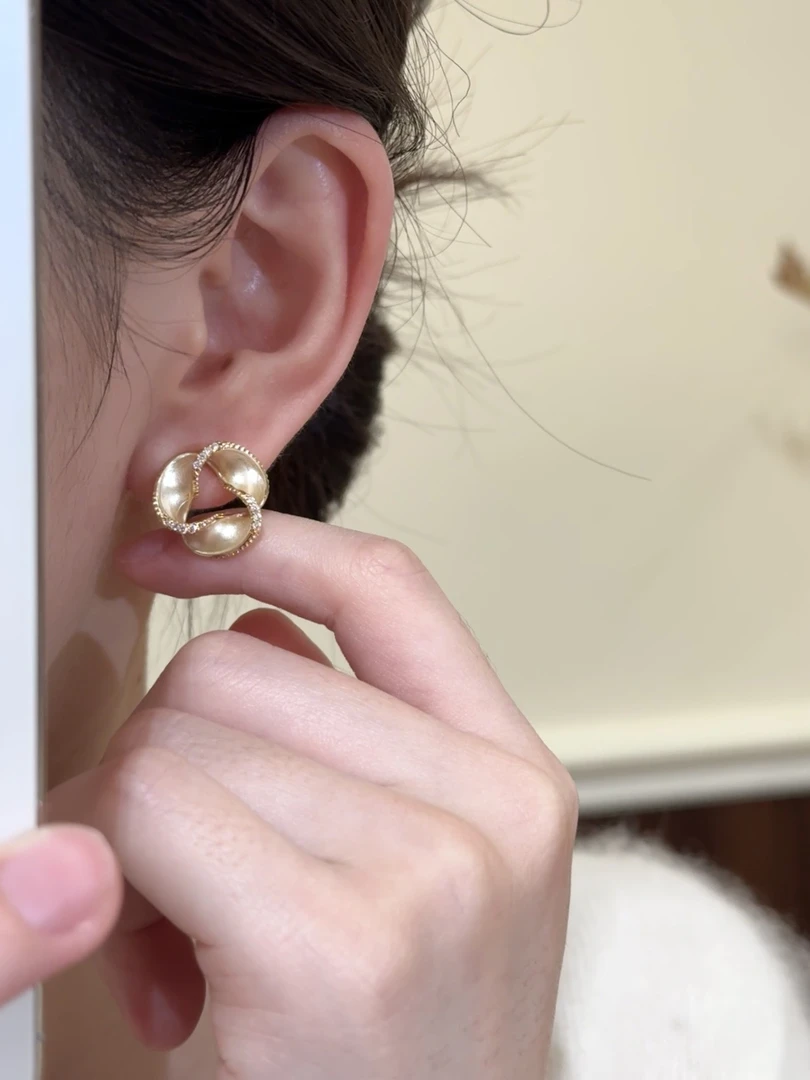 铜合金合成锆石耳饰 【莫比乌斯】轻奢小众秋冬香槟色圈港风耳钉