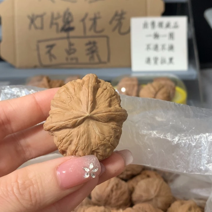 o***哥文玩核桃吊坠异形单只，有瑕疵