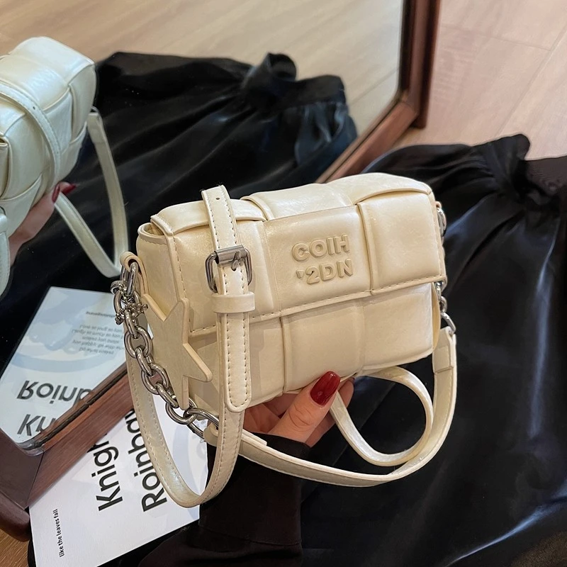 网红女包超火时尚小众云朵包大容量磁扣小方包单肩包新款