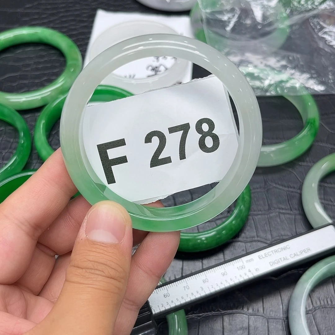 翡翠手镯未镶嵌默认瑕疵