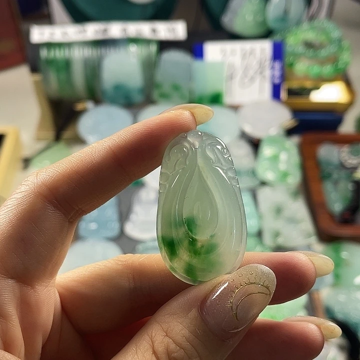 翡翠未镶嵌颈饰水滴