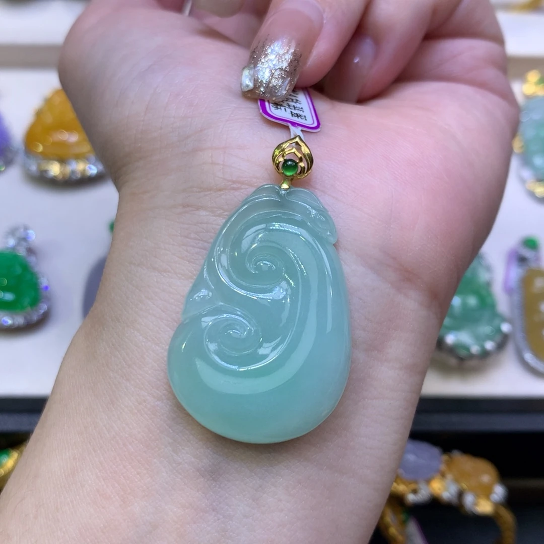 翡翠18K金镶嵌颈饰