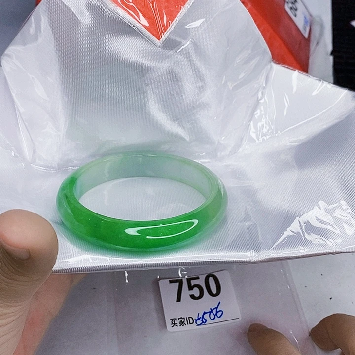 翡翠未镶嵌手镯一图一物实物为准（微瑕处理）