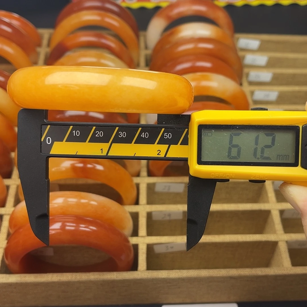 未镶嵌石英质玉（黄龙玉）手镯28