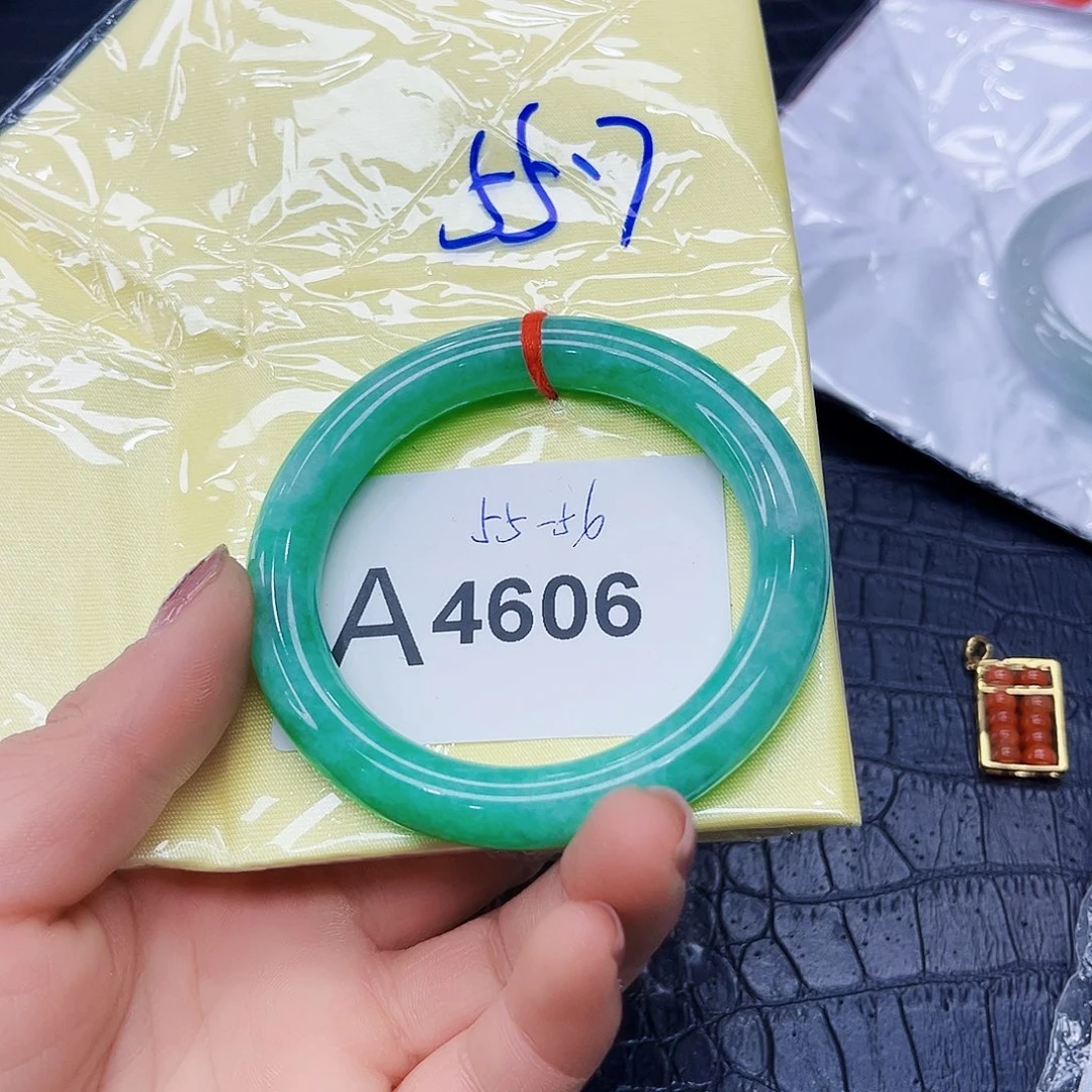 翡翠手镯未镶嵌手镯
