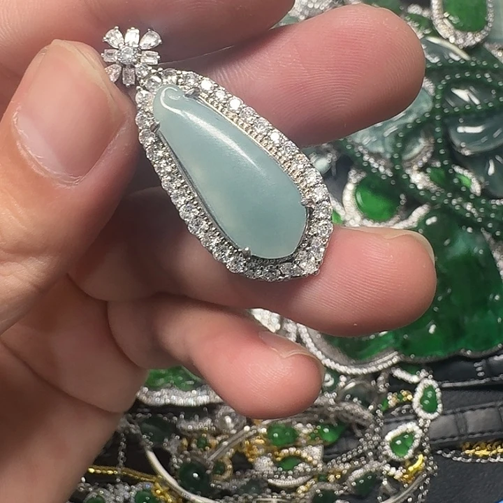 翡翠未镶嵌颈饰天然A货翡翠放漏