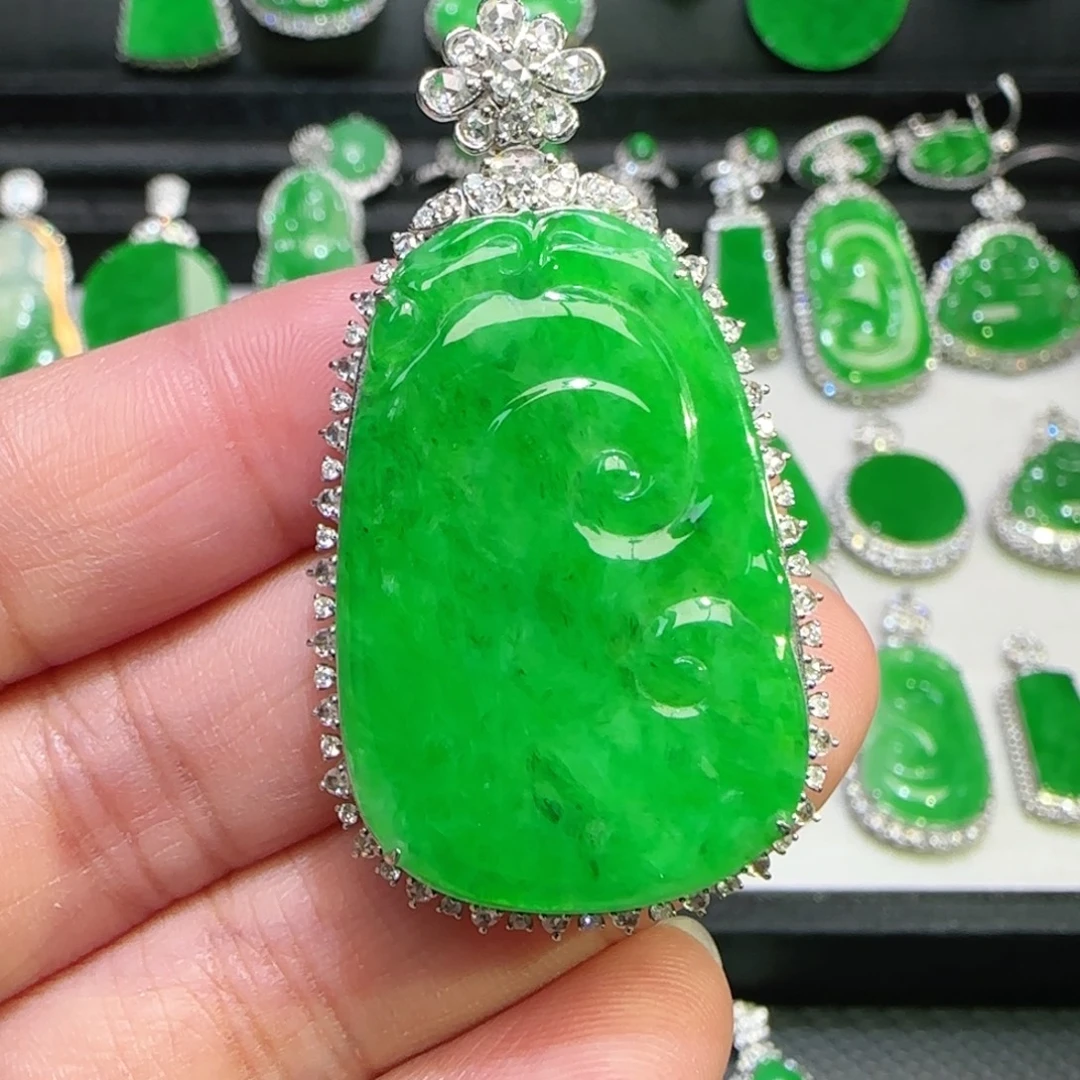 翡翠18K金镶嵌颈饰吊坠