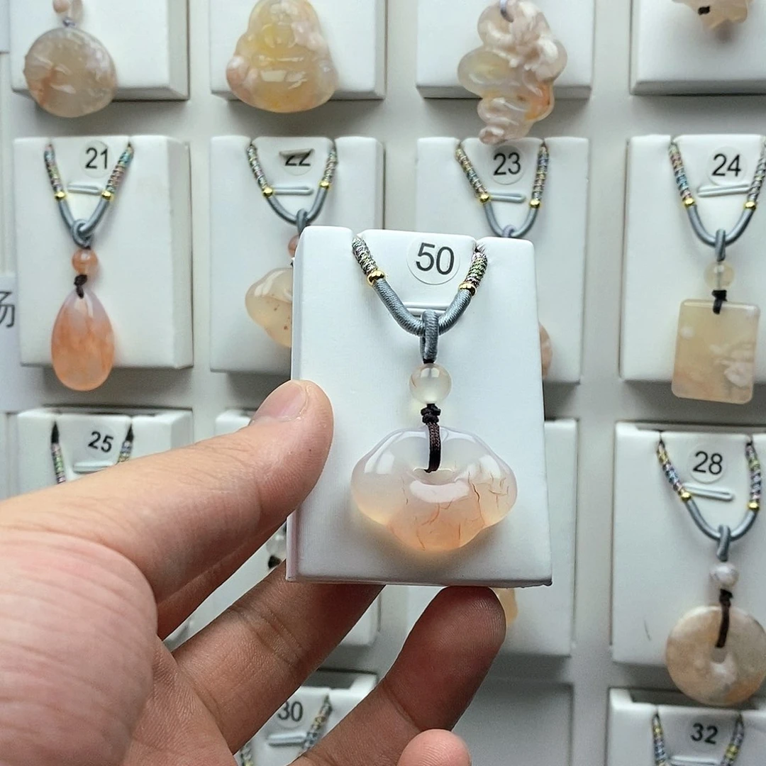 石英质玉吊坠(赠链)未镶嵌卡*七